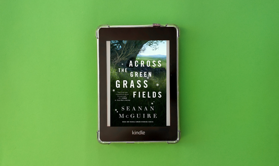 capa de across the green grass fields com fundo verde