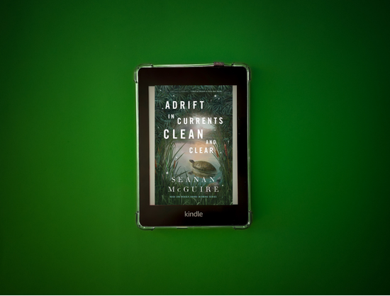 capa de Adrift in Currents Clean and Clear com fundo verde escuro