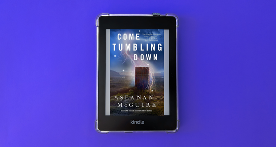 capa de come tumbling down com fundo azul