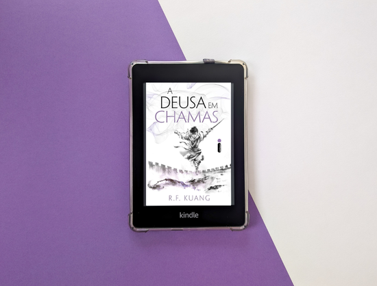 capa de a deusa em chamas com fundo roxo e branco