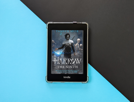 capa de harrow the ninth com fundo azul e preto
