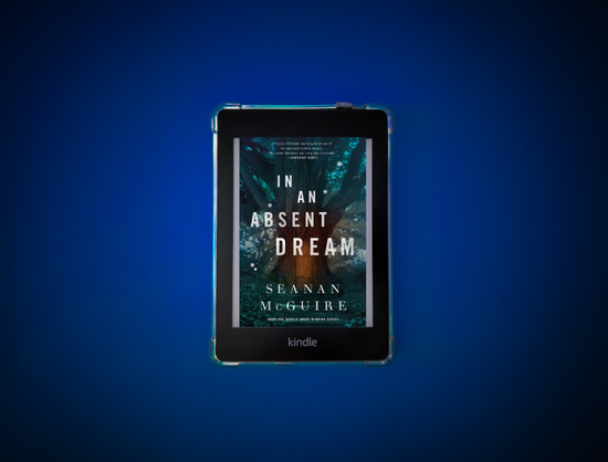 capa de in an absent dream com fundo azul escuro