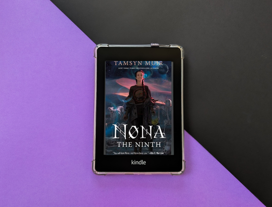 capa de nona the ninth com fundo roxo e preto